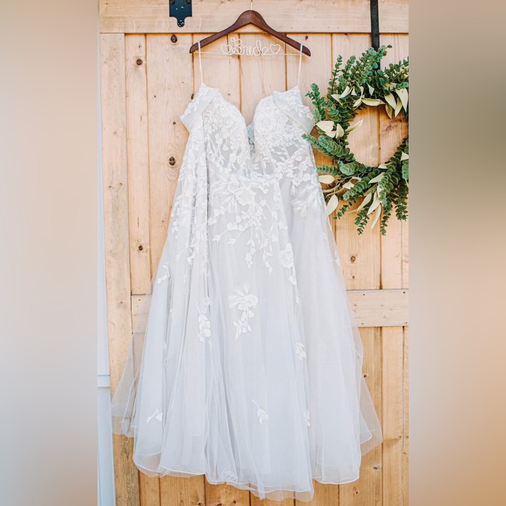 David’s bridal galina signatureSWG834 size 22 Wedding dress ivory